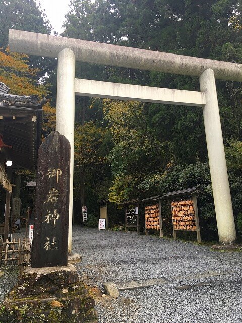 御岩神社のパワースポットの待ち受け画像 楼門や三本杉も